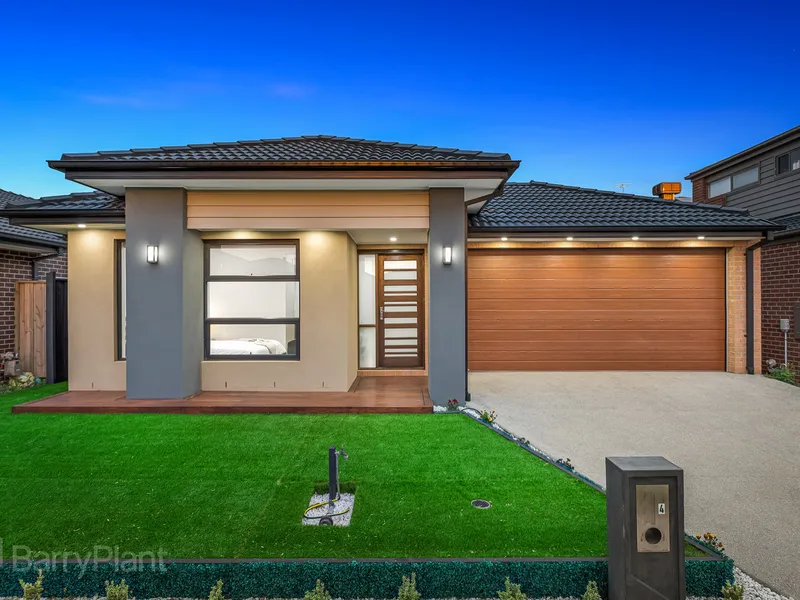 Immaculate Porter Davis home, zoned to Alamanda K-9 College.