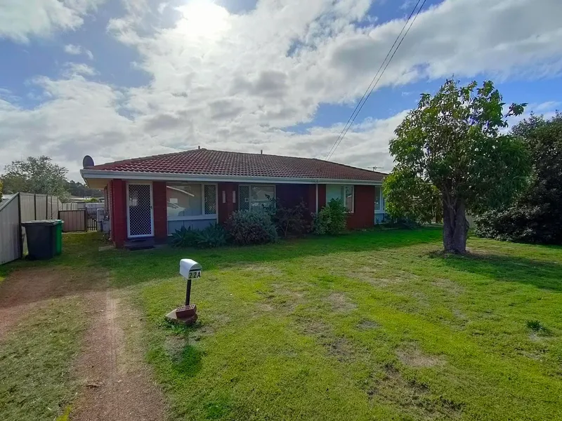 JUST A STROLL TO THE BEACH!