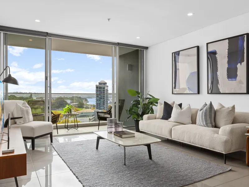 Sundrenched Harbour View Apartment with Parking