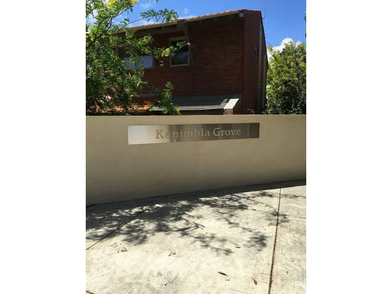 COZY 3 BED 2 CARBAY UNIT  Low Maintenance