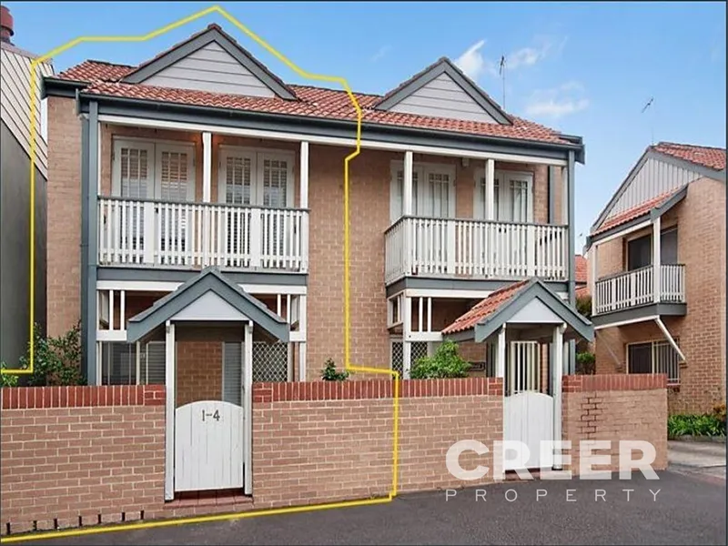 BEAUTIFULLY RENOVATED TOWNHOUSE