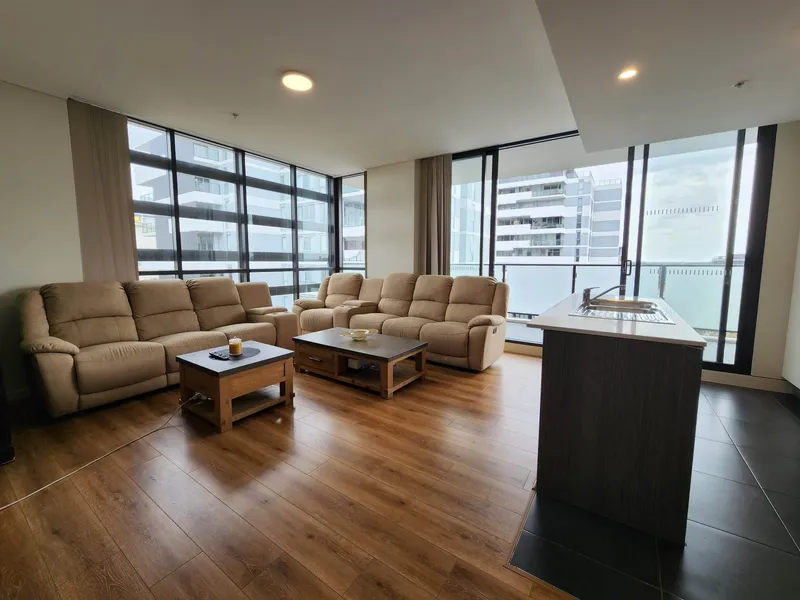 AWESOME LOCATION, 7th Floor rear facing, WITH VIEWS!!