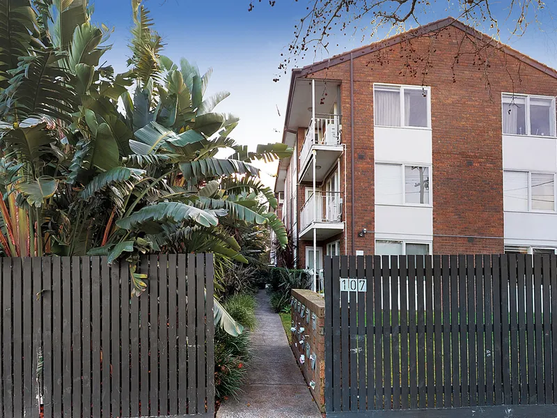 Bright Top Floor Apartment in a Top Location