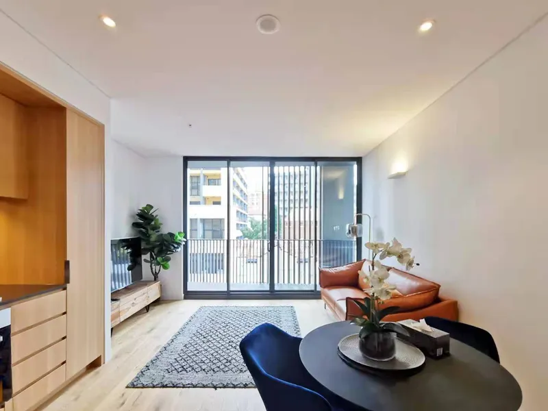 LUXURY LIVING IN THE HEART OF PARRAMATTA - 5 min walk to Parramatta Westfield and train station