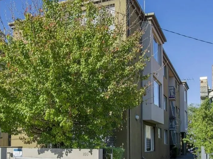 Walking distance to Princes Park & Barkly Square