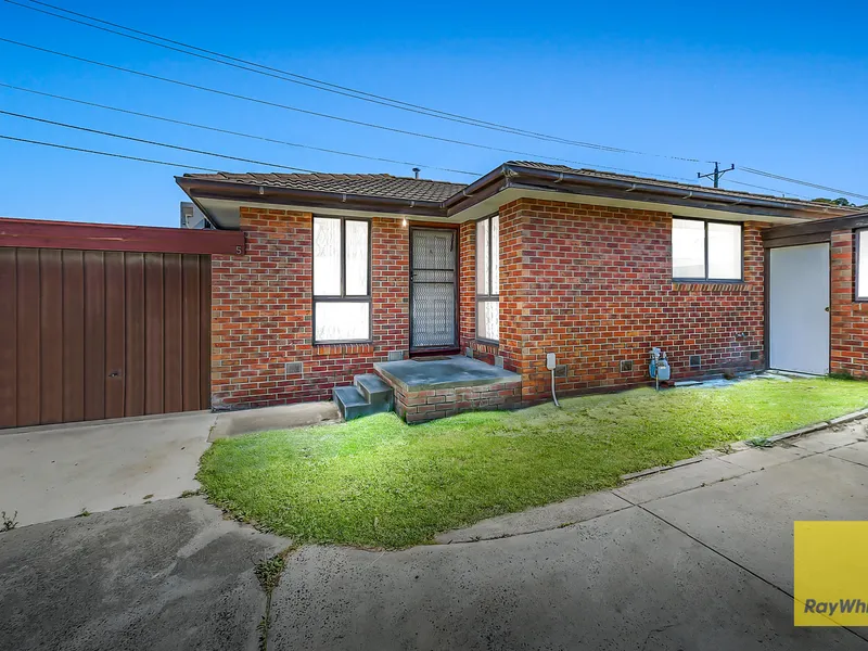 LOW MAINTENANCE ELEGANCE WITH NO BODY CORP!!