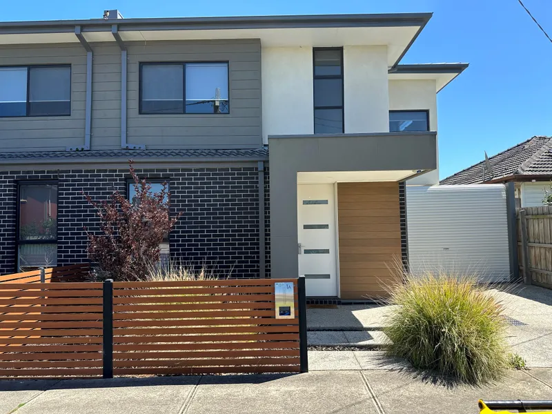STYLISH TOWNHOUSE WITH STREET FRONTAGE & STUDY AREA
