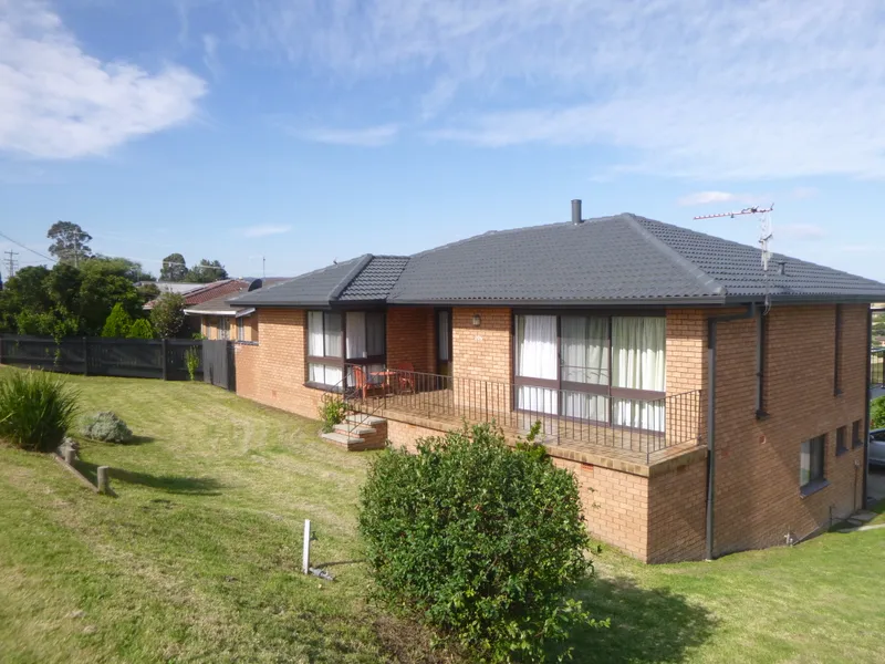 LARGE 5 BEDROOM HOME WITH DOUBLE GARAGE