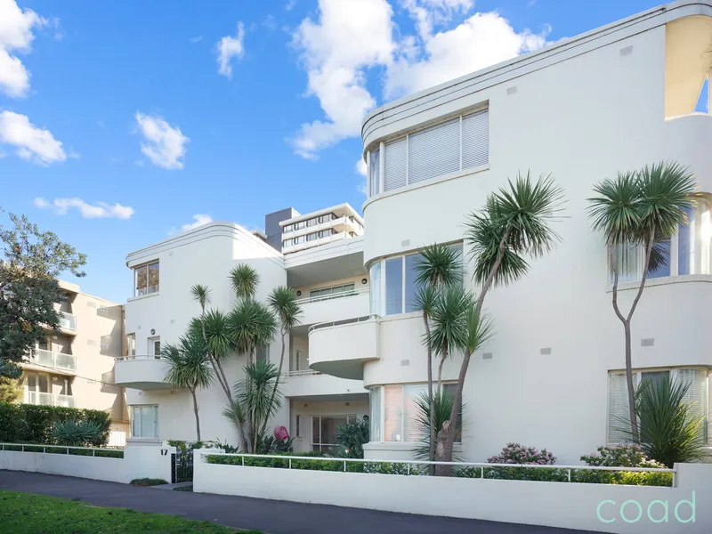 OVERSIZED ART DECO DELIGHT