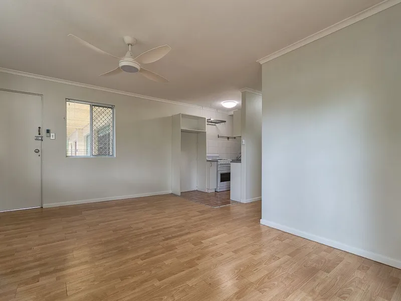 SPACIOUS TWO BEDROOM UNIT WITH AMAZING PRIVATE COURTYARD - PERFECT FOR SUMMER!!