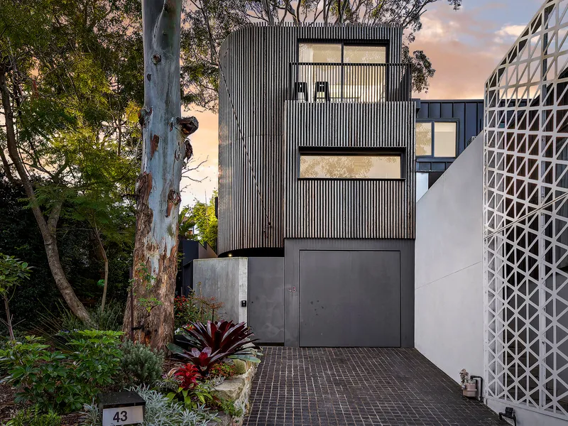 CONTEMPORARY MASTERPIECE IN A DESIRABLE POSITION 