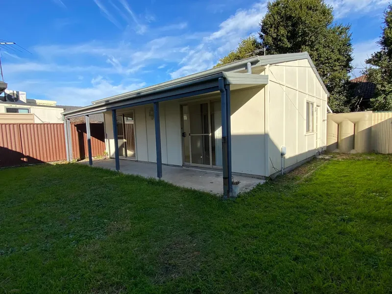 2 BEDROOM GRANNY FLAT FULLY FENCED