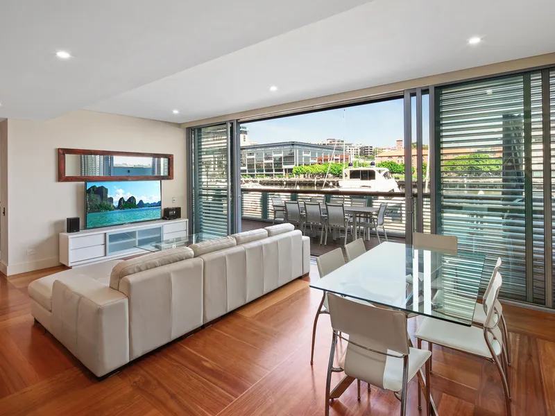Luxurious Fully Furnished Waterfront Apartment 