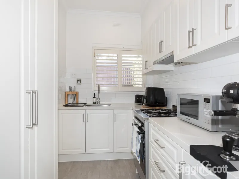 REFINED STYLE, HIGH ON RICHMOND HILL!