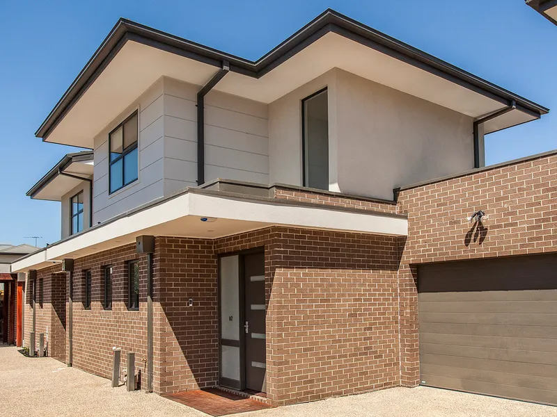 STUNNING DESIGNER TOWNHOUSES IN PRIZED POSITION