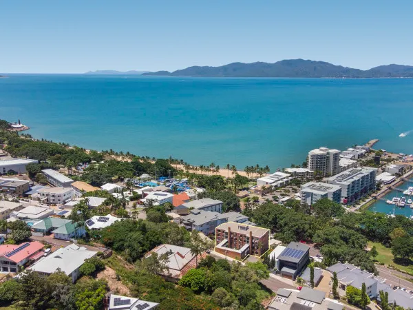 GROUND FLOOR APARTMENT WITH SEA-VIEWS ON MELTON HILL.