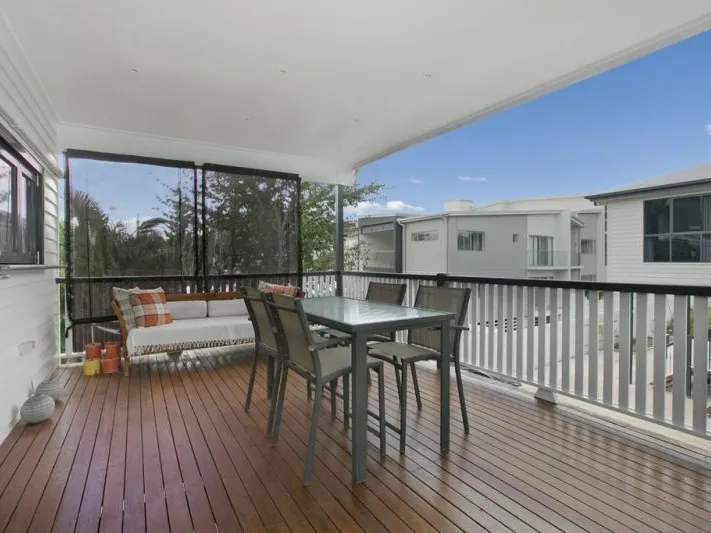 Hawthorne - 3 Bedrooms with HUGE entertainer's deck!