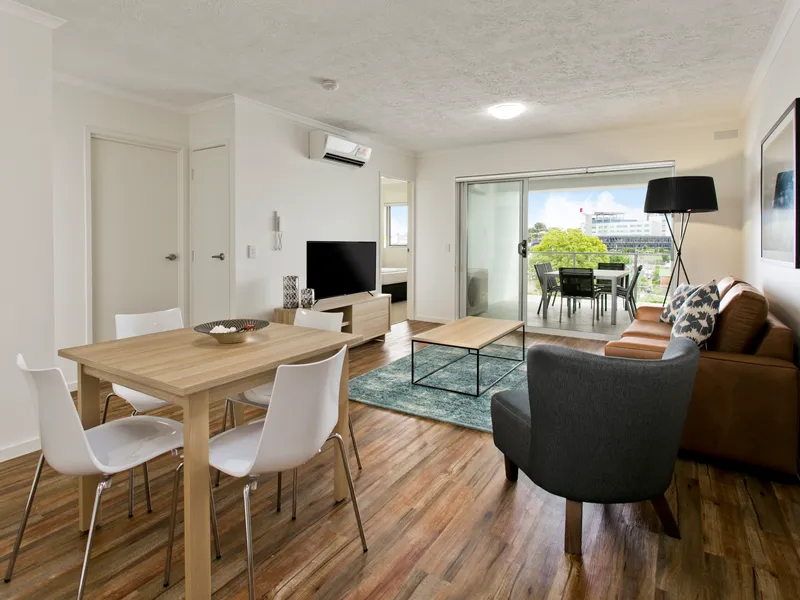 Spacious Fully Furnished 2 Bed, 2 Bath Apartment in Woolloongabba