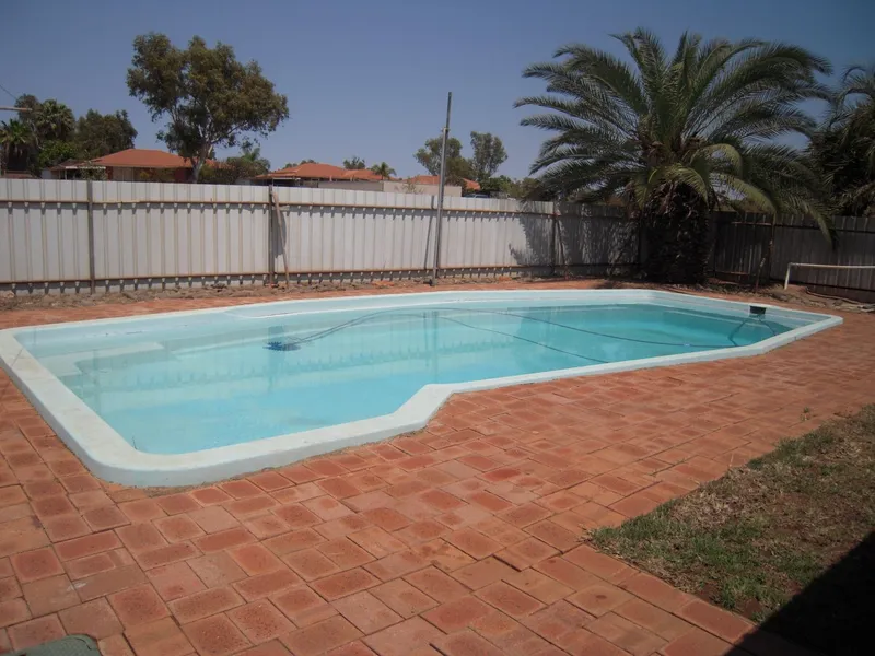 REDUCED TO SELL - 3 BED 1 BATH WITH POOL IN DAMPIER!