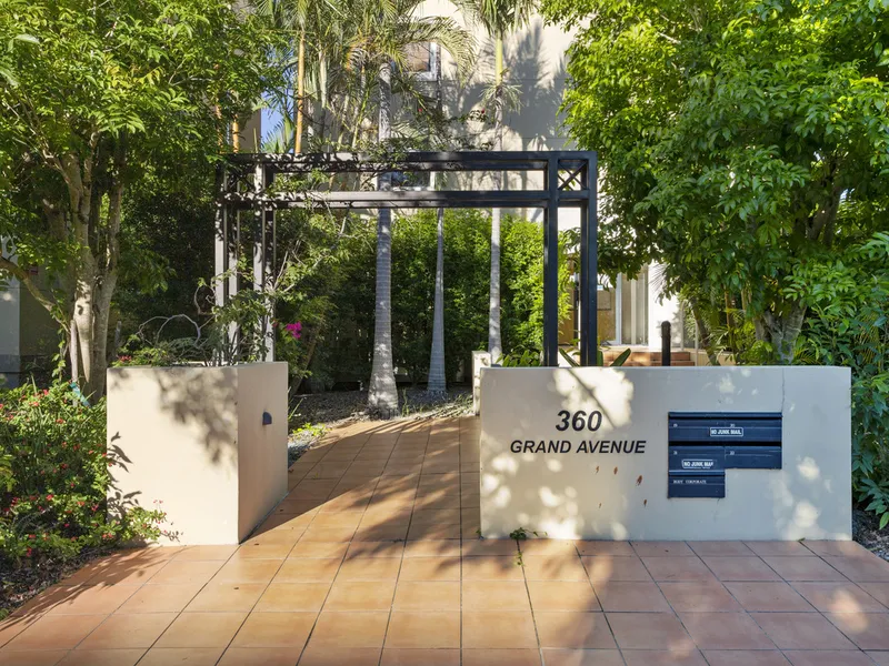 LOCATION, LOCATION, WALK TO THE SHOPS!!!