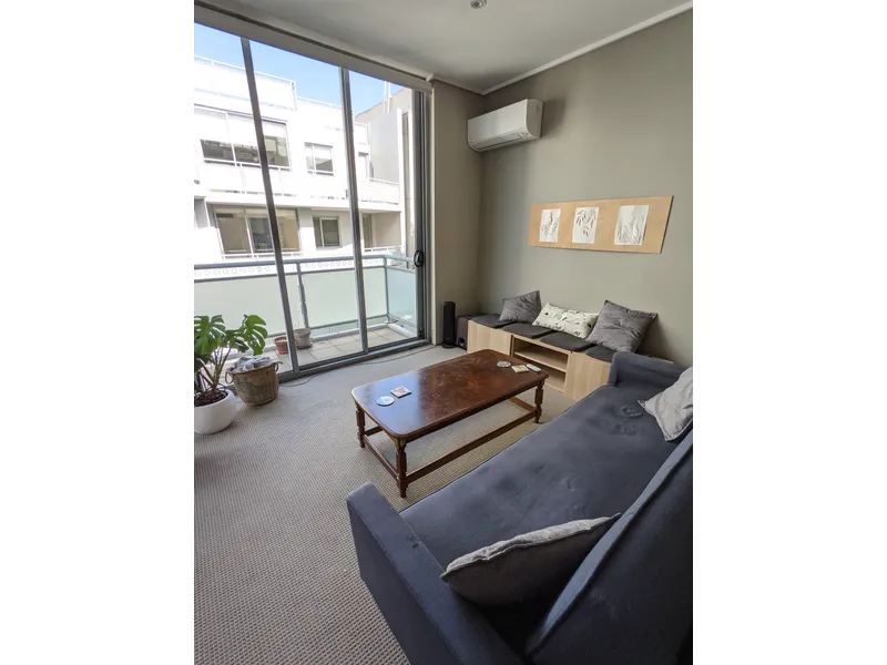 Modern 2 Bedroom, Walk to train, 1 stop into City, Air Conditioning, Car Space