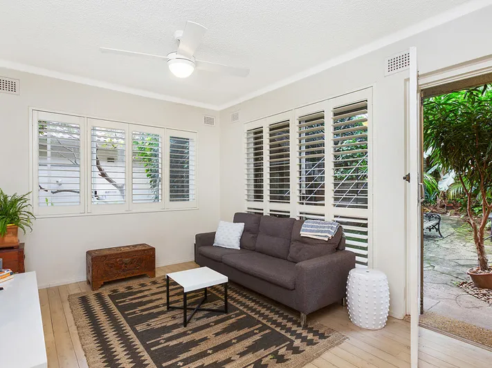 **FIRST OPEN FOR INSPECTION Saturday 19 November 9.00am - 9.30am** Pet Friendly Garden Apartment