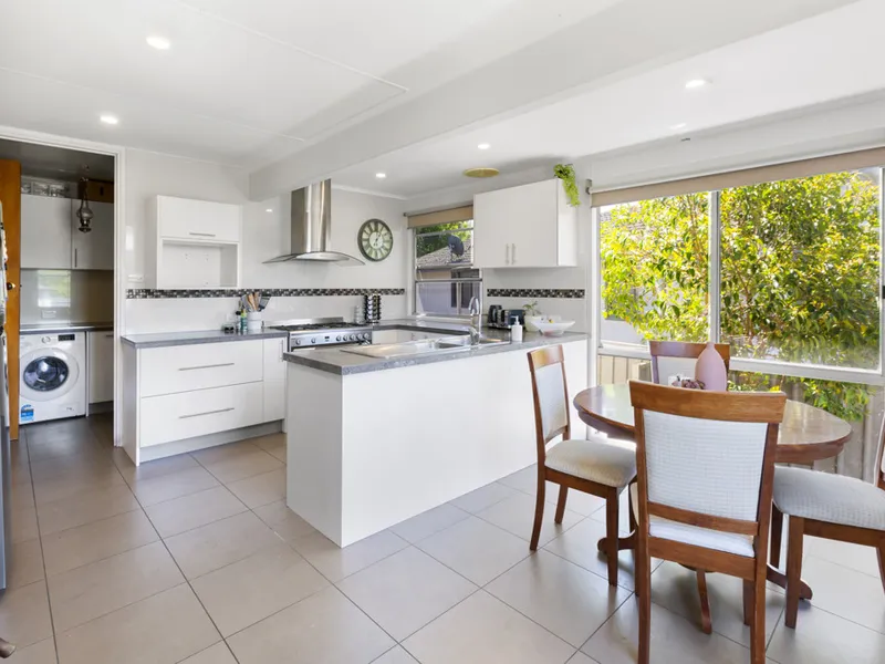 Convenient location only a short walk into town