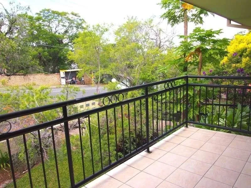 NEAT 2 BEDROOM BRICK UNIT, IDEAL LOCATION, LARGE LIVING, LARGE NORTH-FACING BALCONY, BUS AT DOOR, WALK TO RAIL