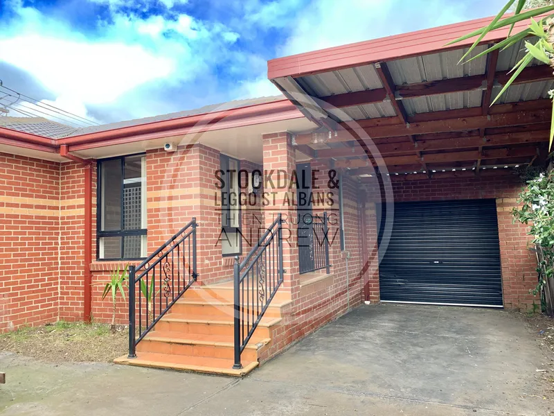 Brick Townhouse - Walking to Train and Market