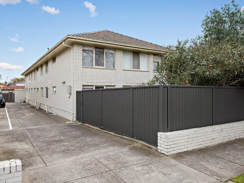 Large ground-floor living in lifestyle location!