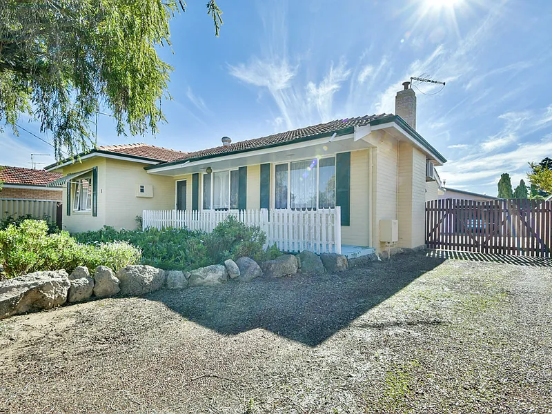 881m2 block - Neat Home - Fully Equipped Pwd Workshop - Prime Location