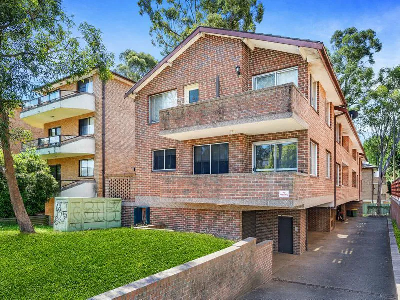 PRESENTABLE UNIT IN UNBEATABLE LOCATION!
