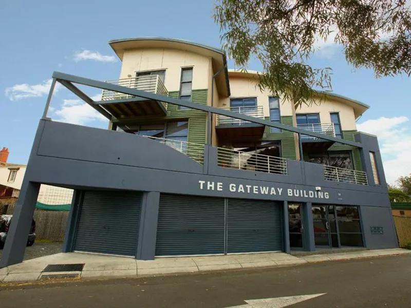 CENTRALLY LOCATED 3 BRM + PARKING