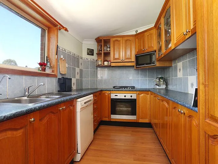COUNTRY LIFESTYLE - Close To New Badgery's Creek Airport!