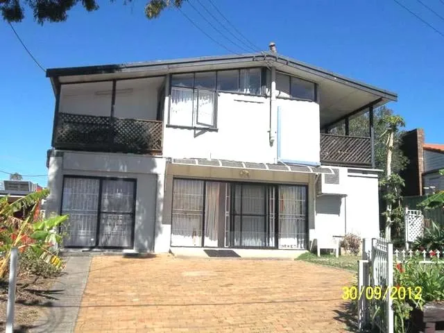 Private room for rent incl. power & water, walk to train. Furnished share house.