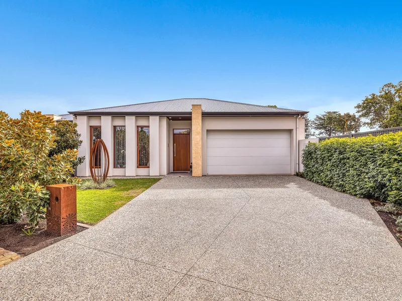 MAGNIFICENT 5 BEDROOM QUALITY BUILT FAMILY HOME PLUS A HOME THEATRE & 2 BATHROOMS & 2 TOILETS & DOUBLE GARAGE
