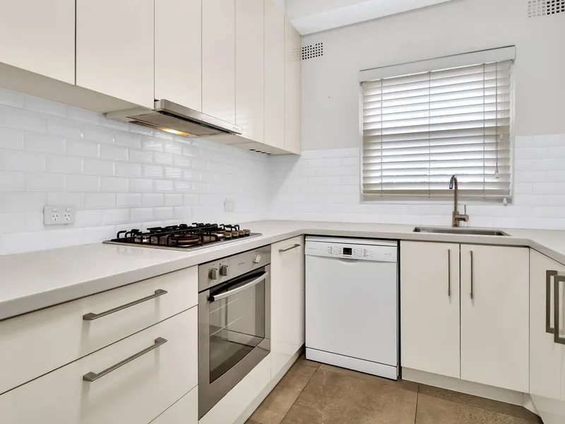 Spacious Two Bedroom Art Deco Apartment