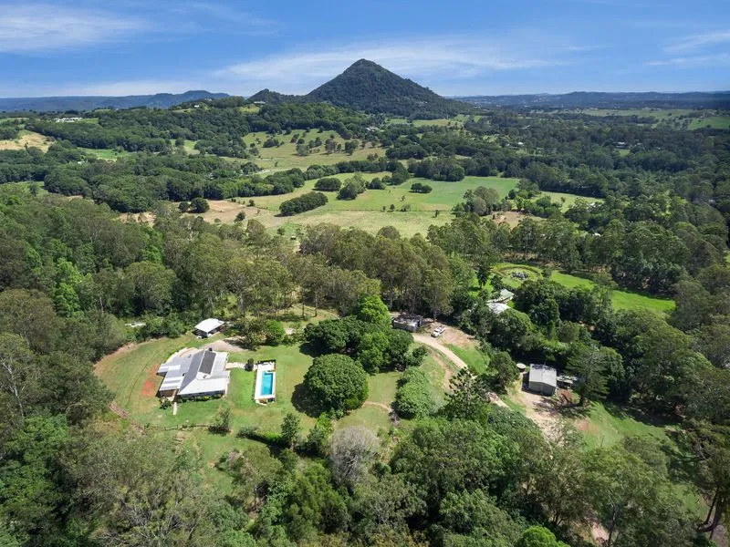 Hinterland Acreage with Shed!
