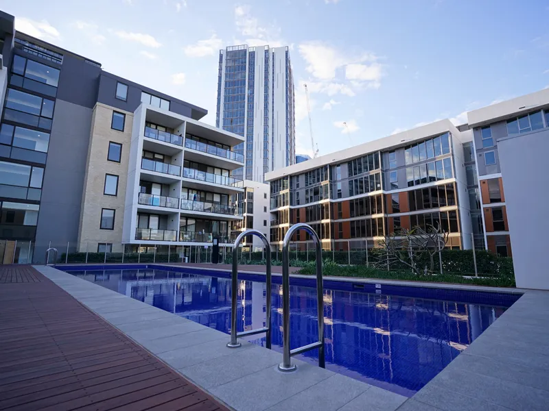 Waterside Relaxation - Absolute Waterfront Views with seperated dining & living area!