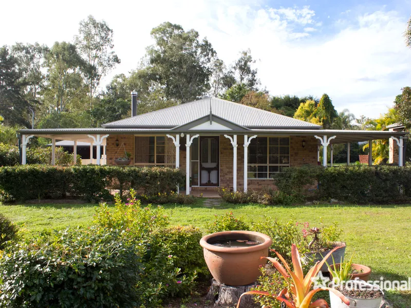 Gorgeous Country style living close to town! 