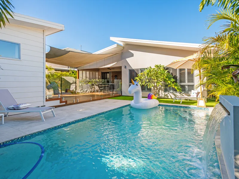 Fabulous Single-Level Home with Dual Living Potential in the Heart of Biggera Waters!