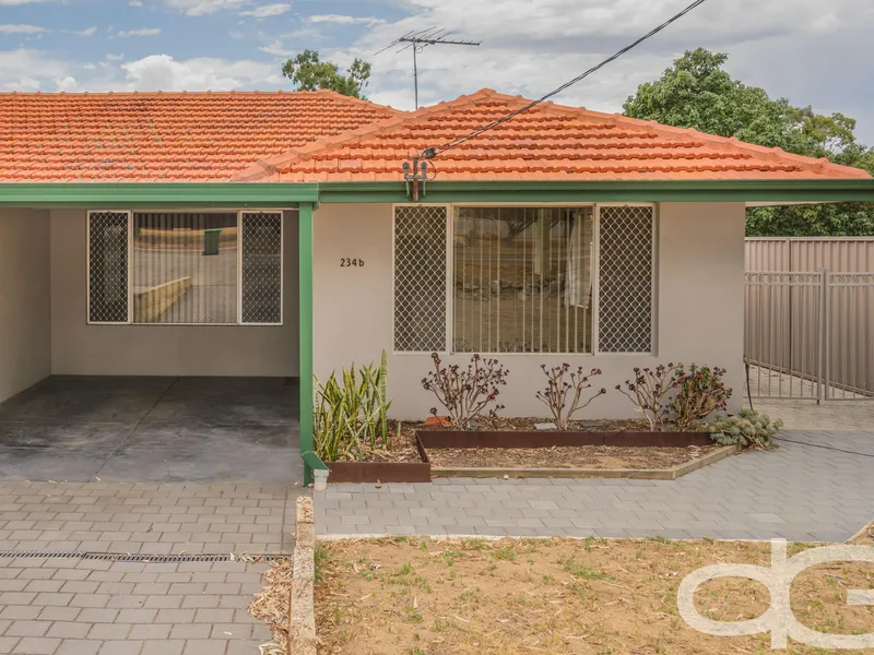 Beautifully Renovated Duplex with Garden
