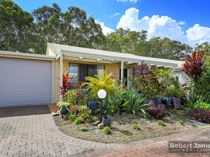 ROOMY 2 BEDRM FREEHOLD UNIT WITH LOW BODY CORP FEES