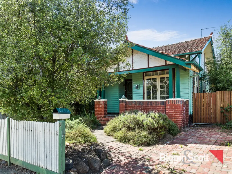 CHARMING, BRIGHT 3 BEDROOM HOME WITH HUGE BACK GARDEN!