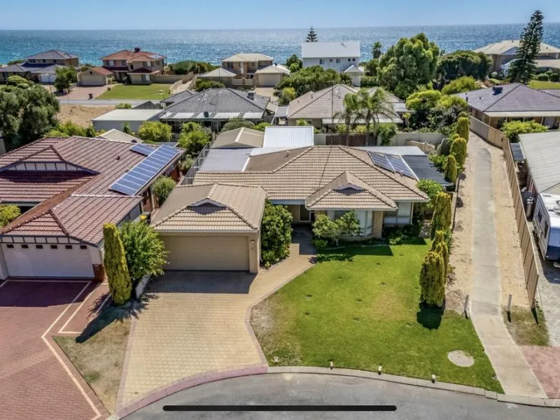 idyllic family home, pool and spacious outdoor area 200m from beach !