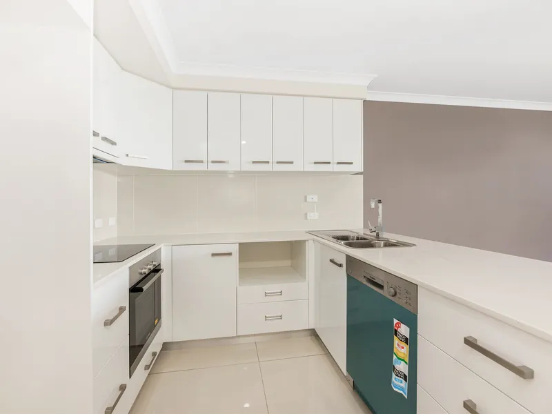 MUST SEE, STUNNING 4 BEDROOM TOWNHOUSE WITH A STUDY! 