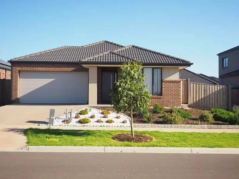 Close to train station and shopping!