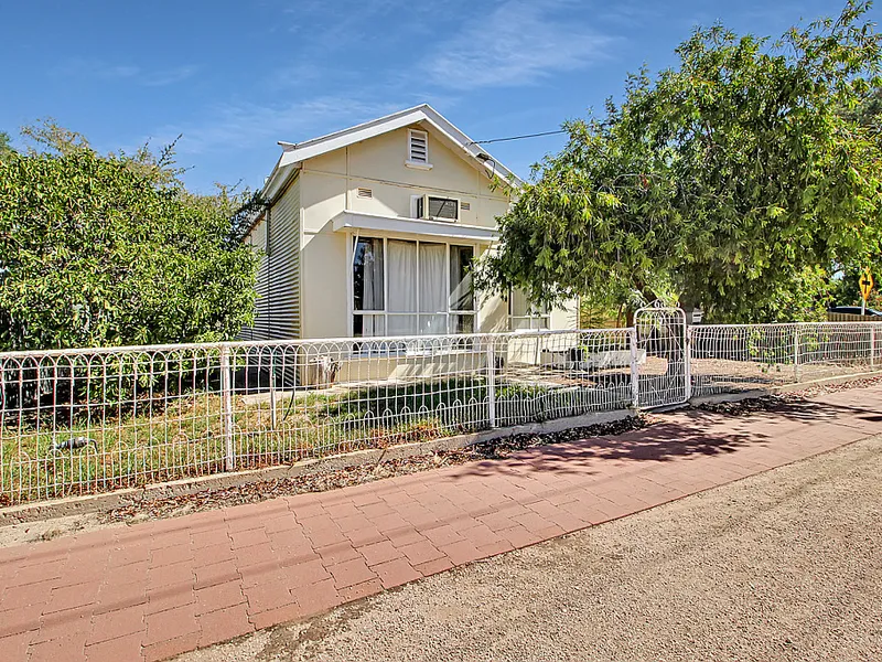 Close to schools, swimming centre & town centre