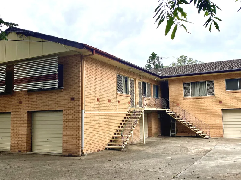 Conveniently located unit in quiet street with leafy surrounds.
