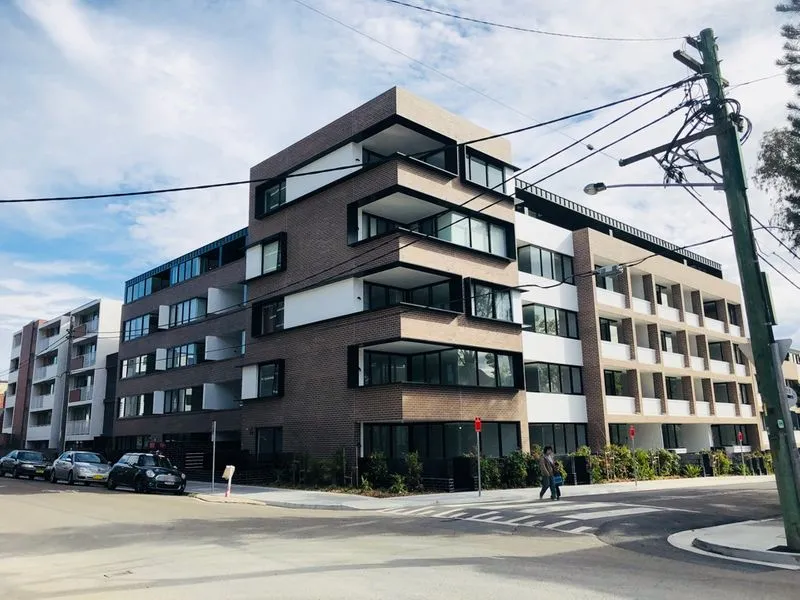 Near New !Timber Floor ,BIG size Two Bedrooms Apartment ,Next to shopping center